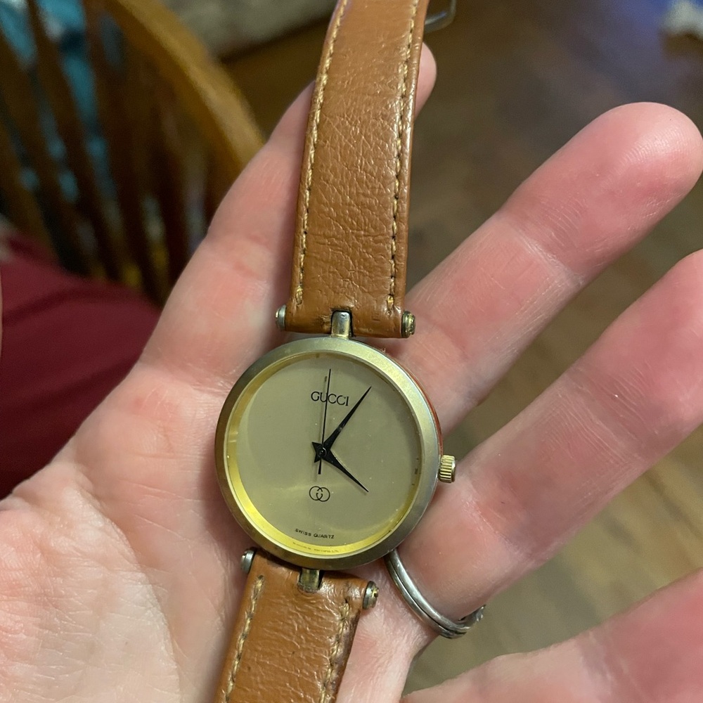 Authentic Gucci Vintage Ladies Watch Gold Tone with Logo Leather Strap run